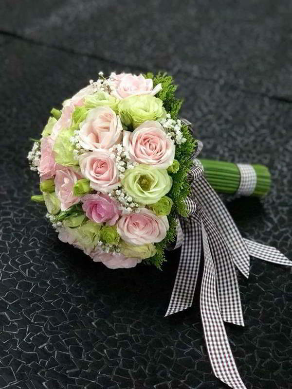 hoa-cam-tay-co-dau-dep